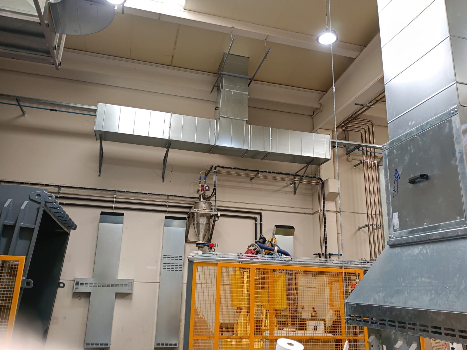Conductos galvanizados de climatización y extracción instalados por Disfrical S.L. en una nave industrial de Calahorra