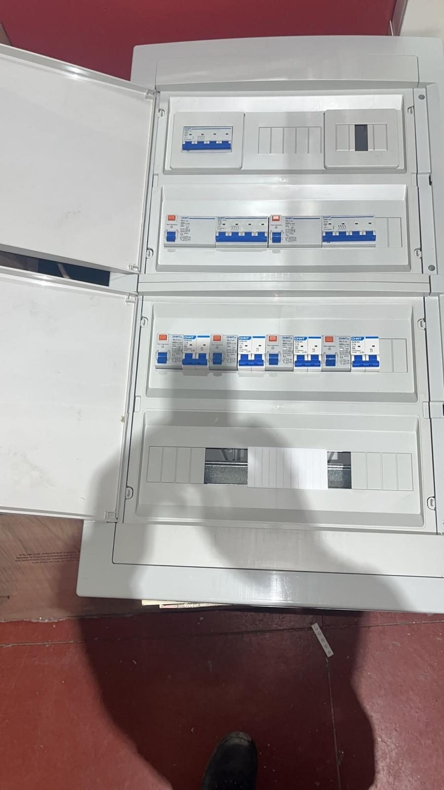 Cuadro eléctrico terminado y etiquetado por Disfrical S.L., empresa instaladora autorizada en Calahorra, La Rioja