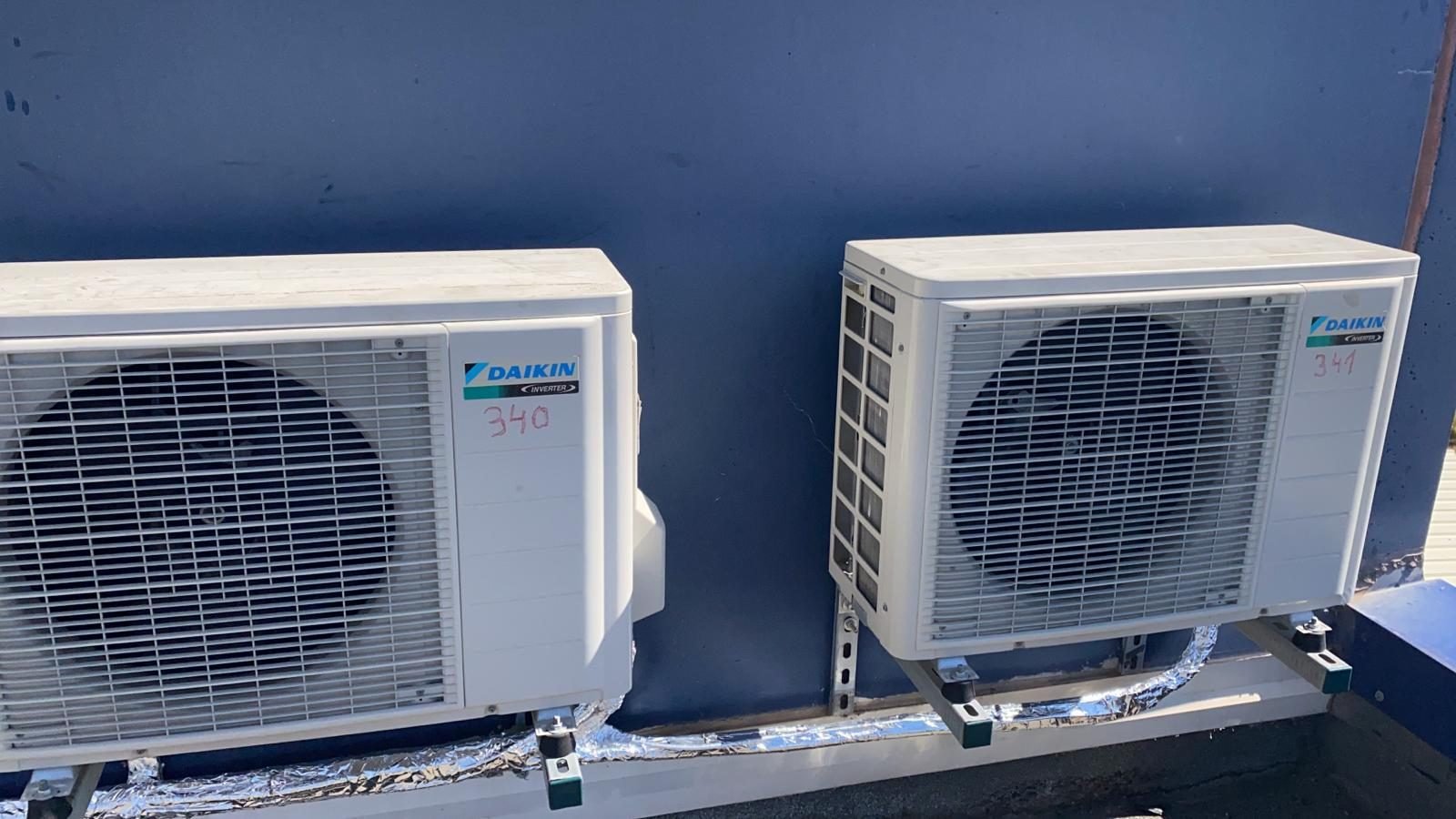 Unidades exteriores de aire acondicionado Daikin inverter instaladas sobre soportes antivibratorios por Disfrical S.L. en La Rioja