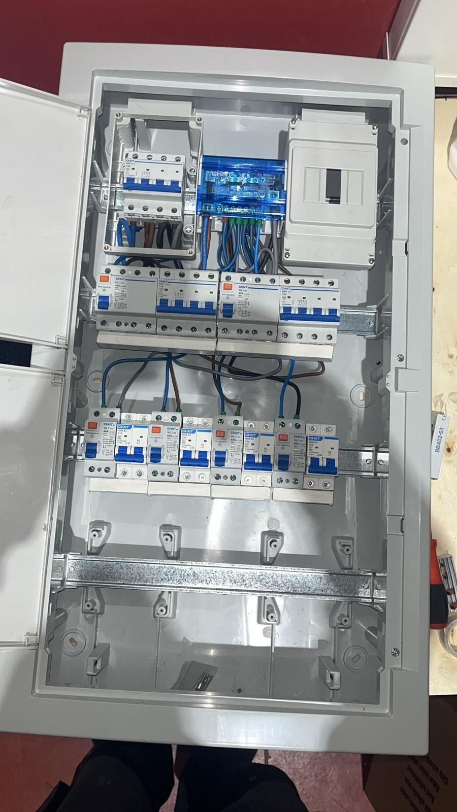 Cuadro eléctrico de baja tensión con protecciones CHINT montado por Disfrical S.L. en Calahorra, La Rioja