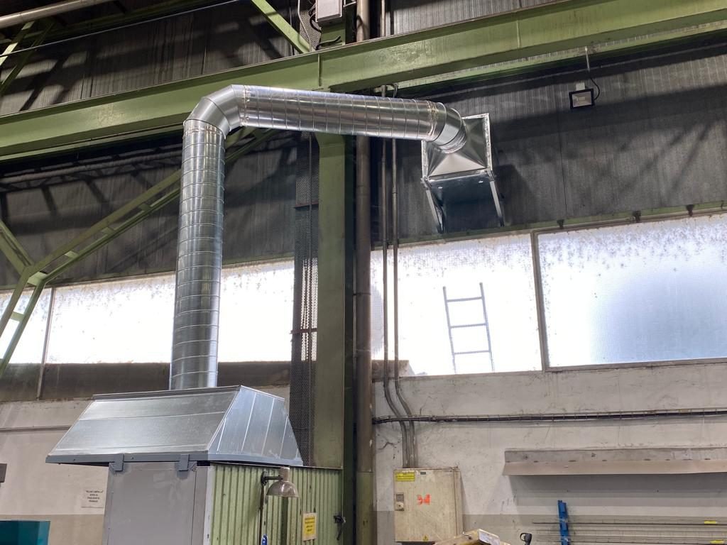Instalación real de extracción de humos industrial con conducto helicoidal realizada por Disfrical S.L. en La Rioja