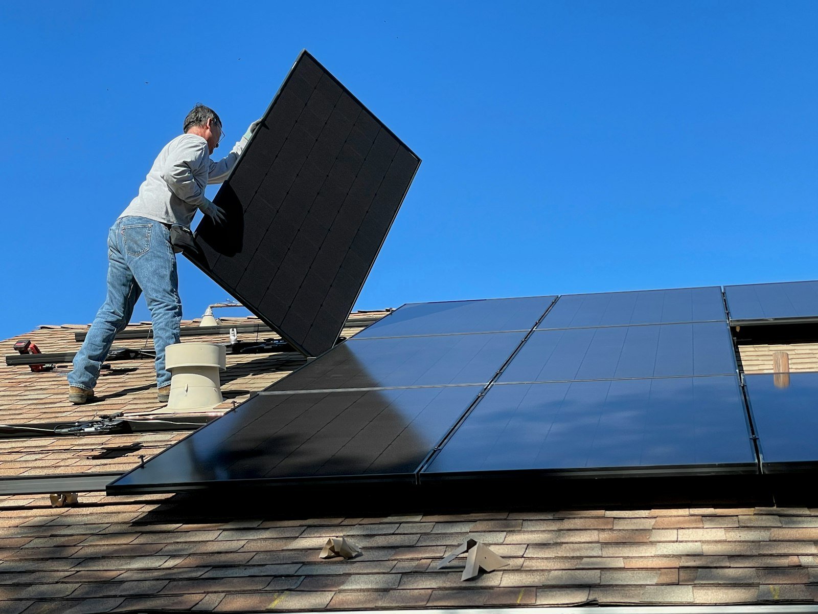 Instalación de placas solares fotovoltaicas de autoconsumo sobre un tejado en La Rioja