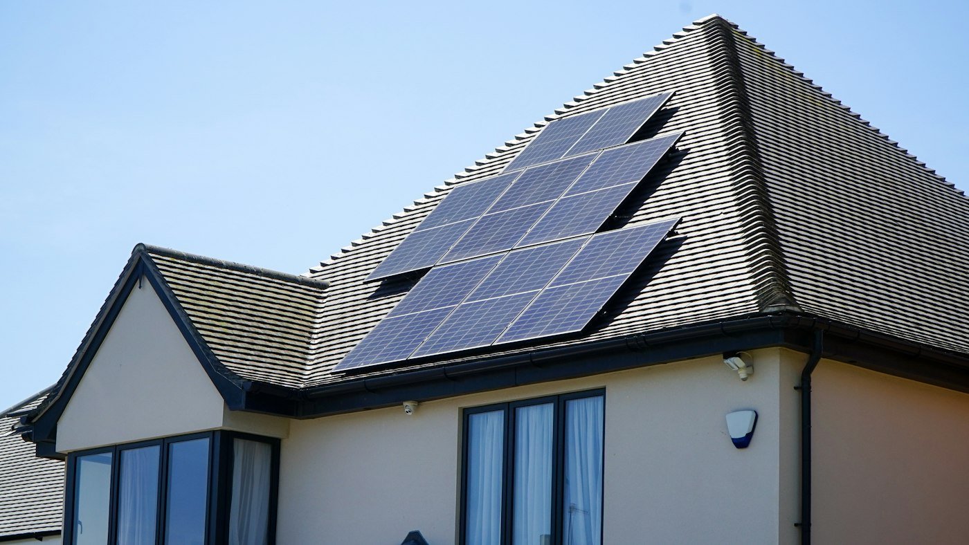 Vivienda unifamiliar con placas solares de autoconsumo en el tejado